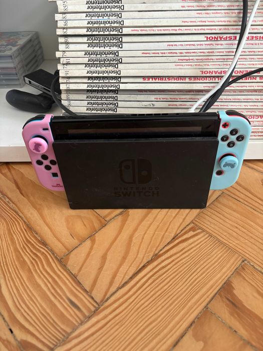 Nintendo Switch com capas para comandos