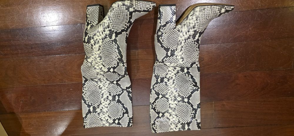 Botas de cano alto italianas em pele tamanho 39 novas