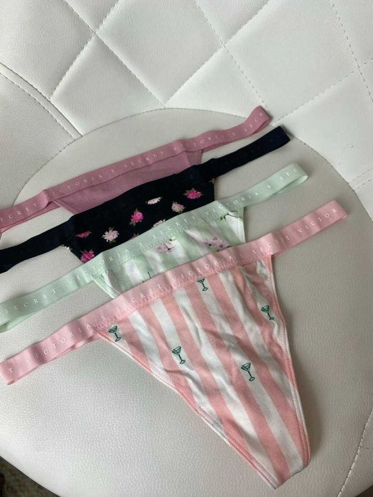 Majtki stringi 4 szt. z logo Victoria's Secret