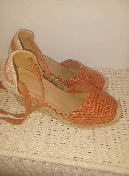 Sandálias de cunha cor de tijolo