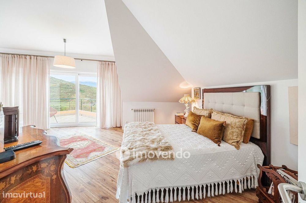 Apartamento T3 Duplex, com estacionamento, no Condomínio do Loural