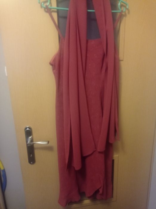 Sukienka na ramiaczkach z szalem  i wycięciem u dołu