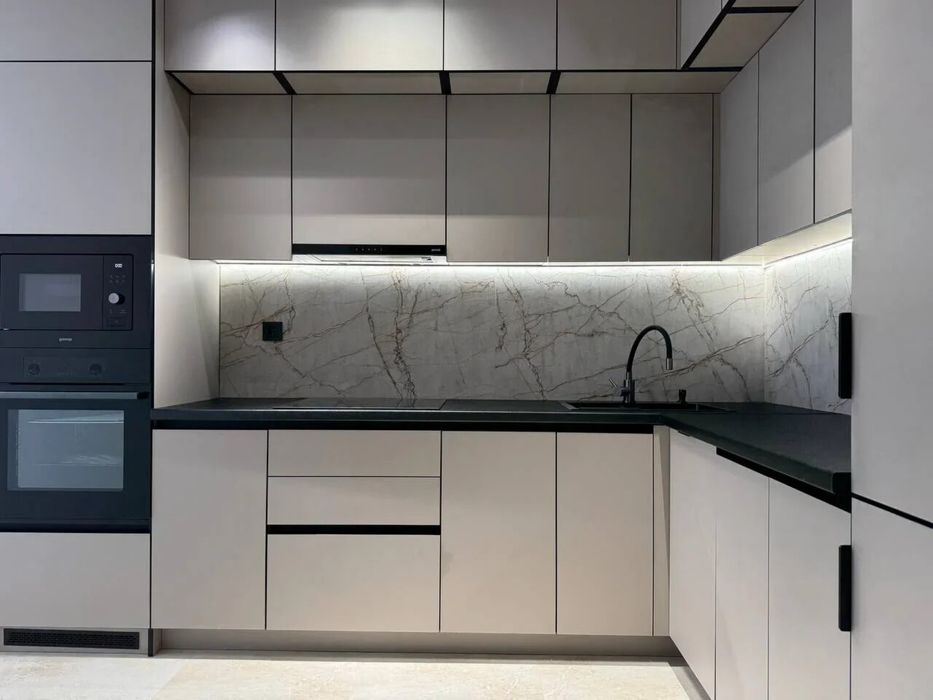 Оренда! 1.5 кім з сучасним ремонтом біля озера з басейном на даху