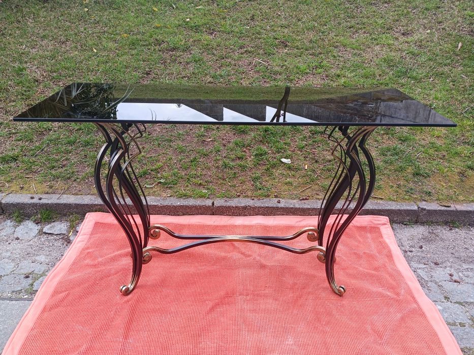 Belíssima mesa de apoio estilo vintage, estrutura em ferro fundido, tampo em vidro grés.
Medidas: 120/45/75cm altura
