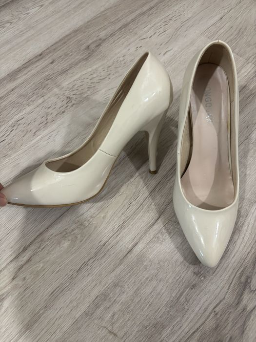 Туфлі молочного кольору