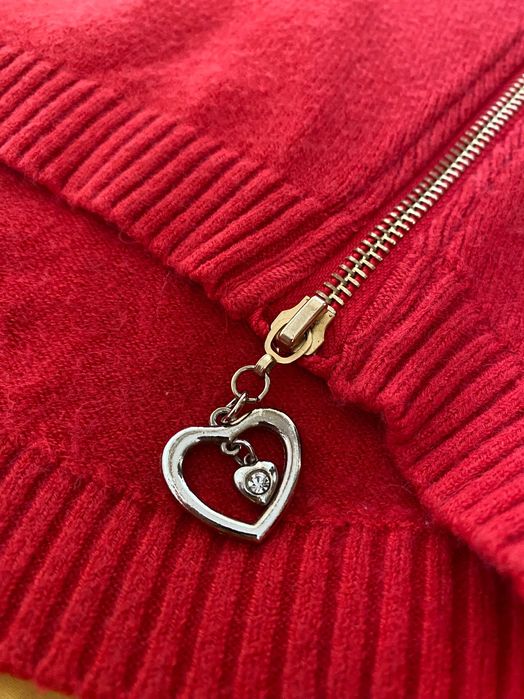 Ciepły czerwony sweter z zameczkami z serduszkami