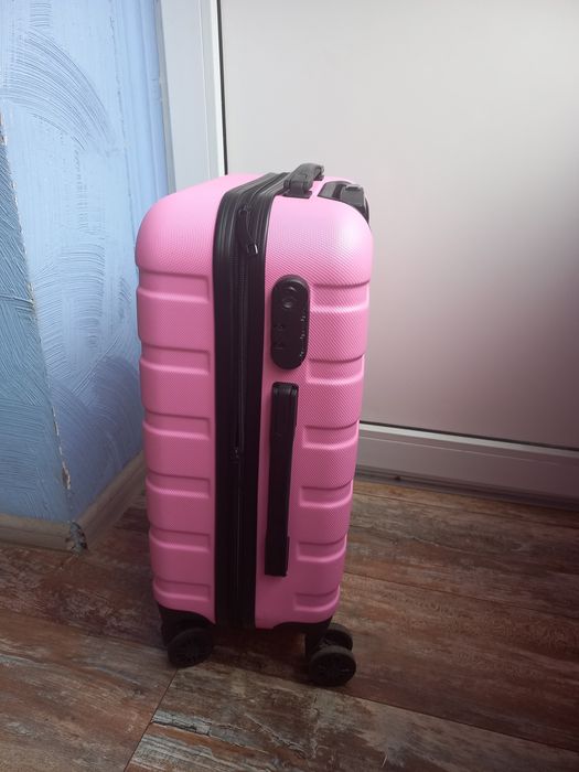 Валіза рожева з обертовими колесами