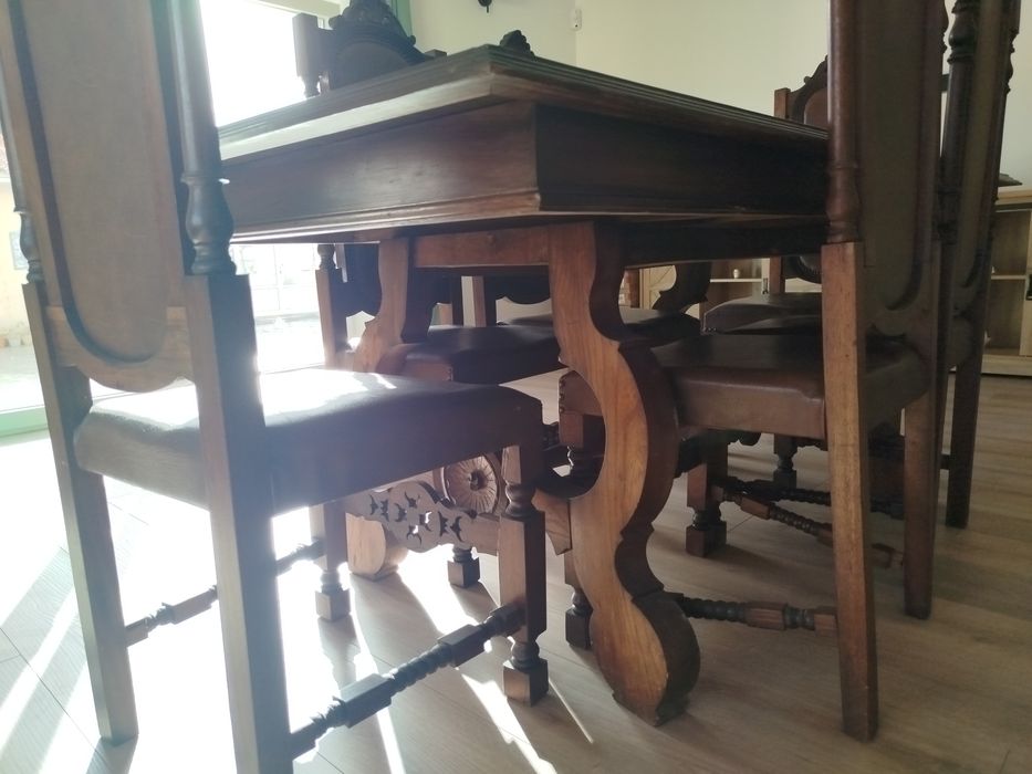 Vendo 1 mesa e 6 cadeiras