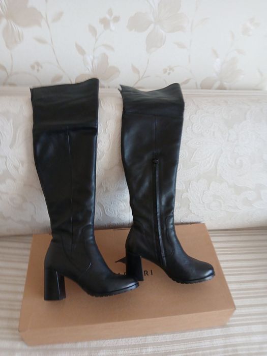 Продам кожаные сапоги Carvari