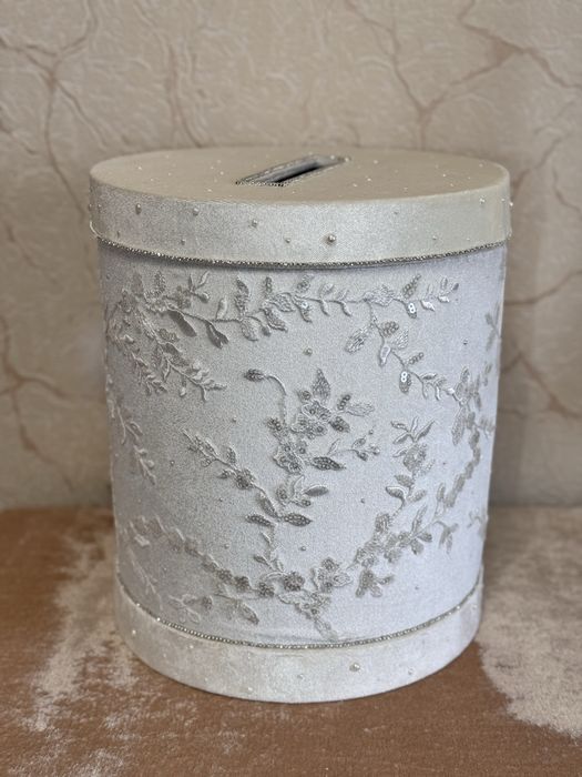 Весільний набір; Бокали; свічки; Скринька; Коробка; тарілка; ніж