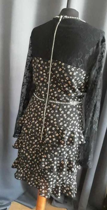 Sukienka z koronkowymi rękawami i falbany