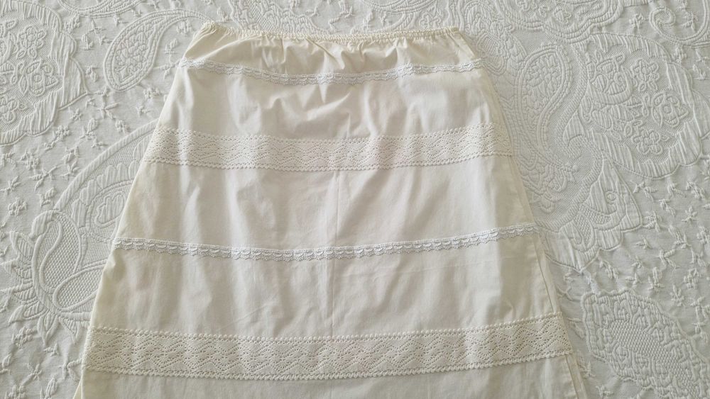 Saia branca, bordada com folhos e forrada, tamanho M