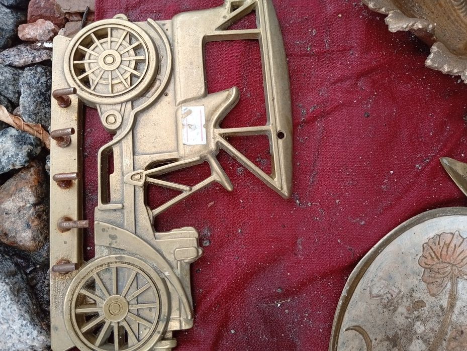 Різні латунні і бронзові речі.