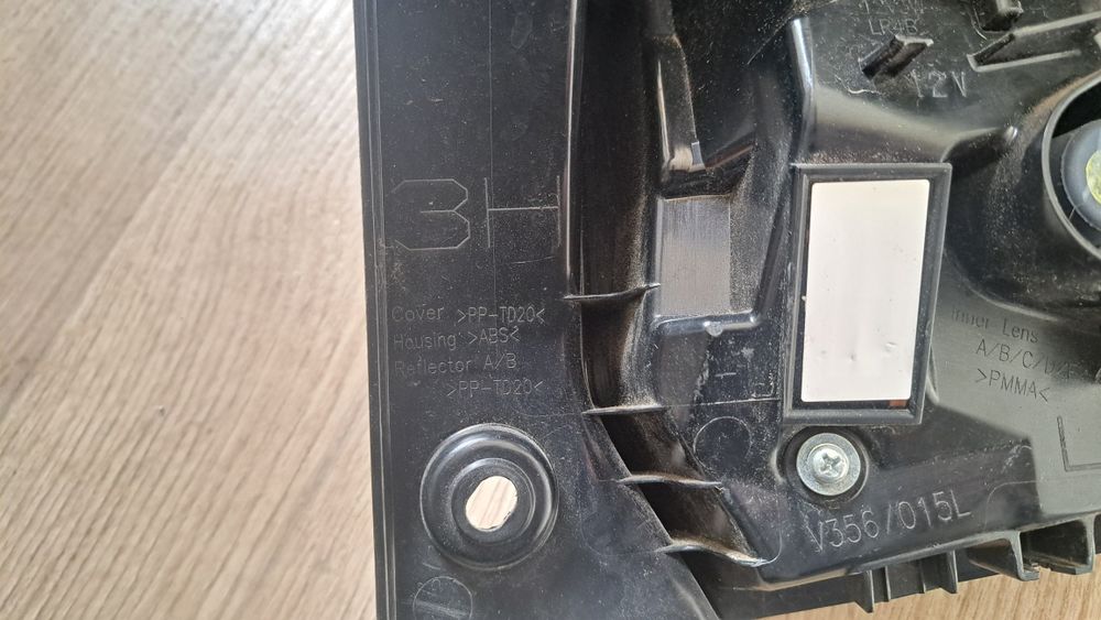 Toyota Yaris IV lampa lewa tylnia tył ładna