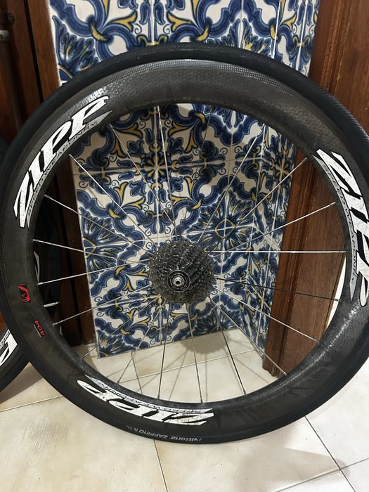 Vendo par rodas de carbono ZIPP 11v shimano