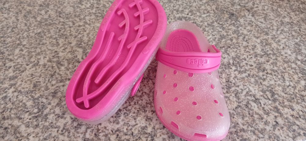 Chinelos tipo crocs da marca Chicco