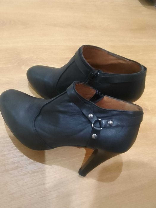 Botins em pele, como novos