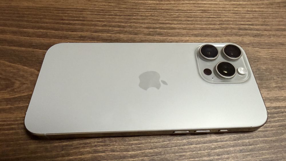 iPhone 16 Pro Max - 256GB - bateria 99% - à prova de água