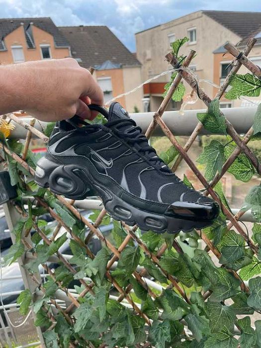 Stealthy Sophistication Nike Air Max Plus TN Black Edition 40