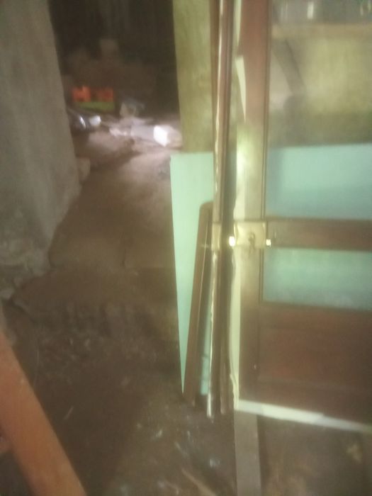 Porta em bom estado 80*1.90 mais rodapé e fechadura  tudo completa com vidro grande e um fusco em baixo