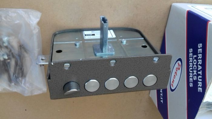 Fechadura Esquerda, com 5 trincos, abertura para fora - Nova