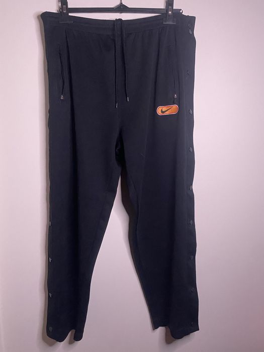 Calças Nike pretas com botões laterais (snap pants)