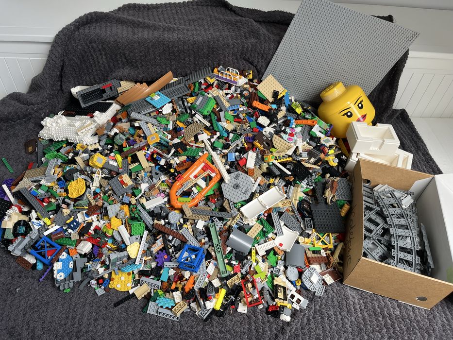 Klocki Lego 17 kg + tory + płytka + pojemnik