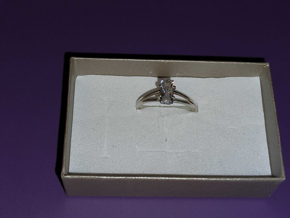 Pierścionek srebrny z cyrkonią - oszroni pięknem i blaskiem