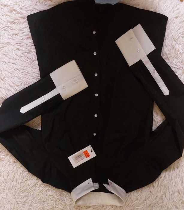 Czarna bluzka z białym kołnierzykiem i mankietami