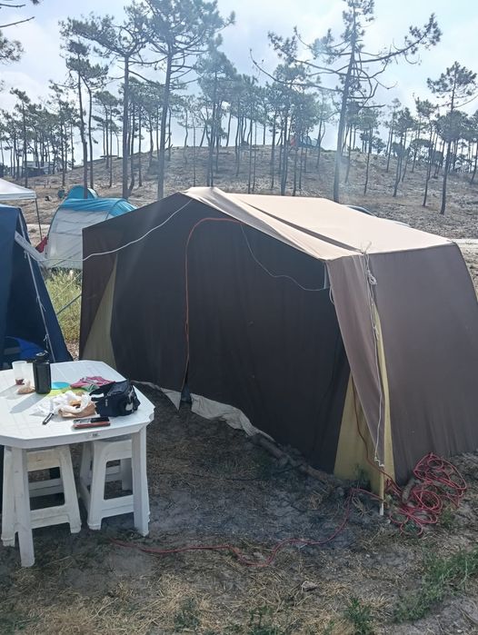 Tenda de campismo com 2 quartos com divisória.