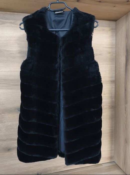 Czarna futrzana kamizelka M