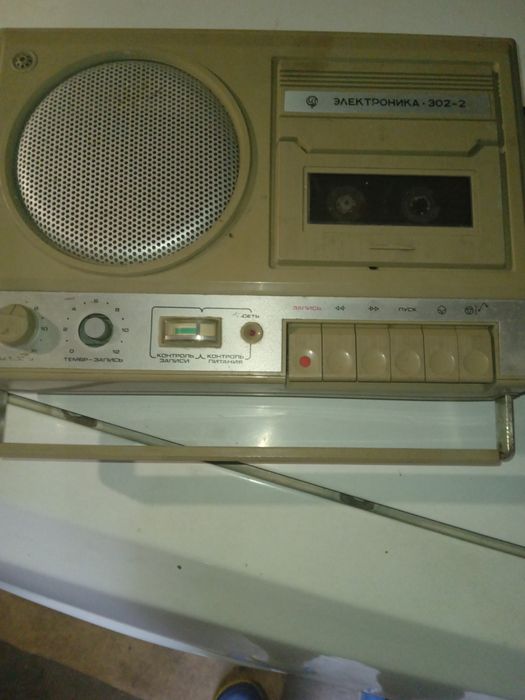 Магнітофон єлектроніка в рабочем состояніі