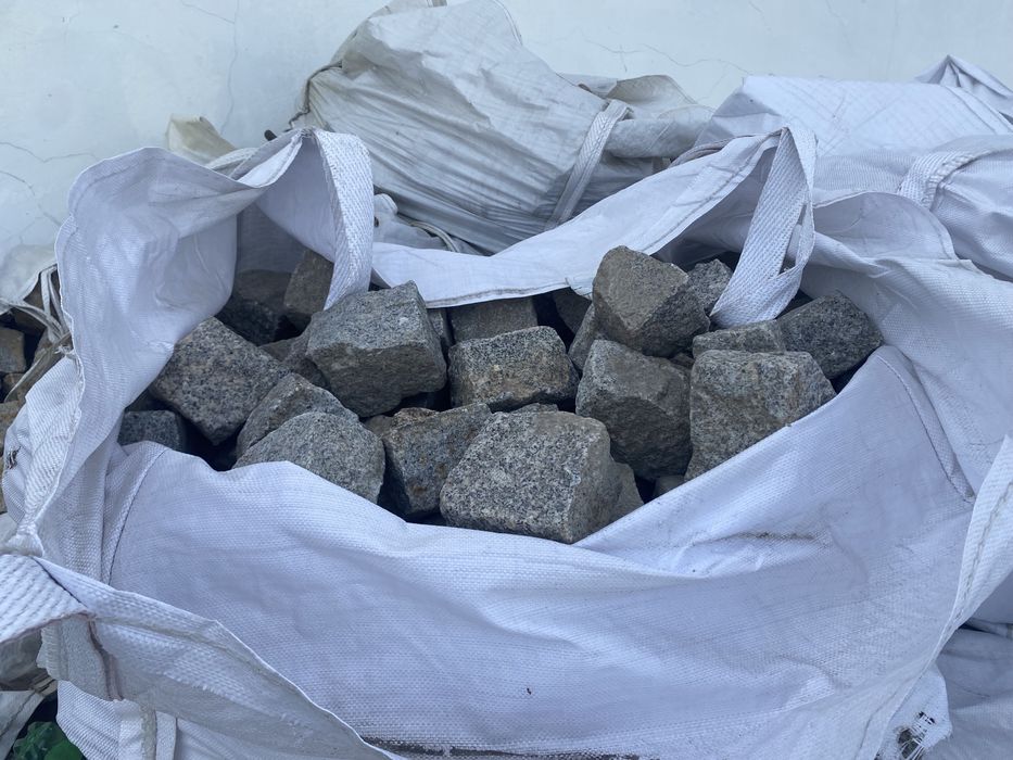 Cubos de Granito e Guias de Pedra usadas para venda