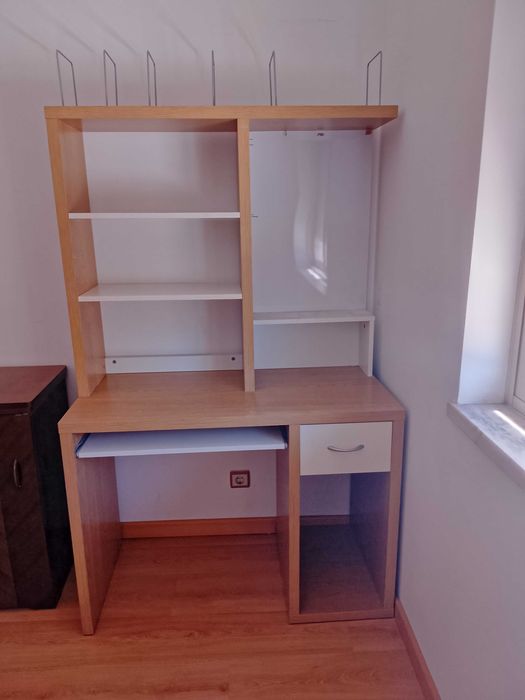 Secretária branca e pinho mel com estantes e gaveta