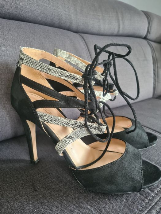 Buty na salo na obcasie 38