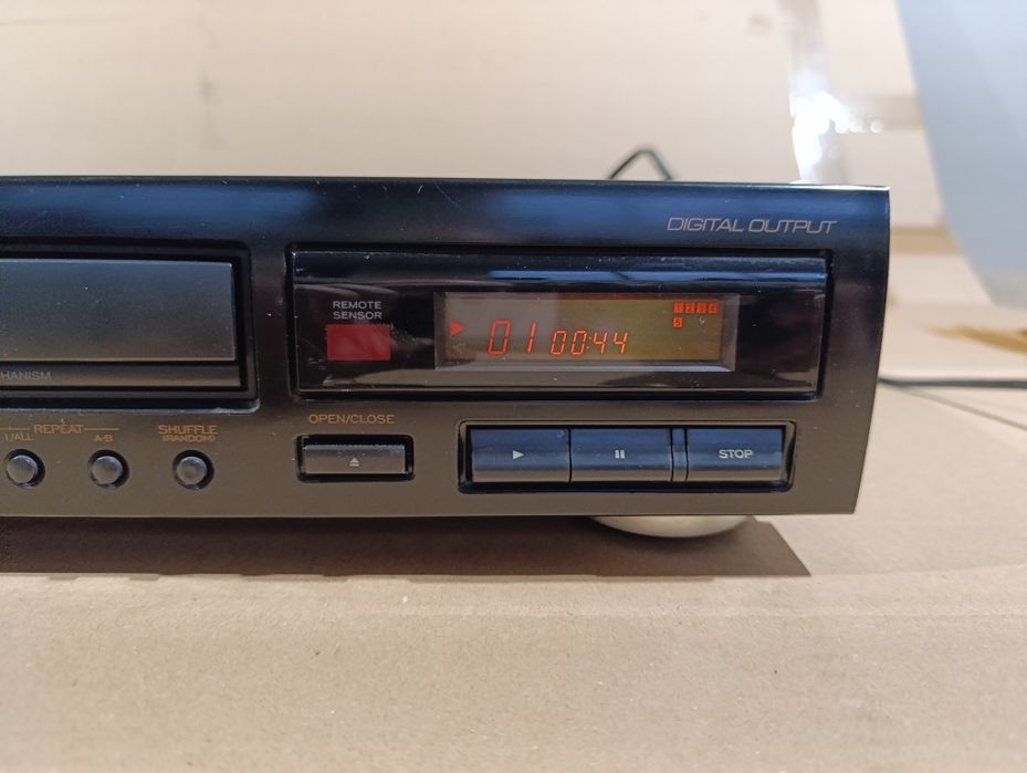 Odtwarzacz CD TEAC-CD-P1160D.