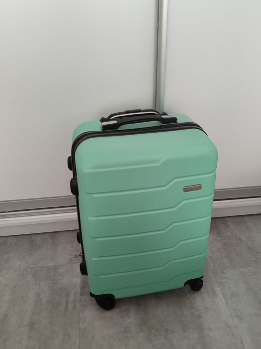 Чемодан дорожный