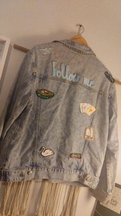 Casaco de ganga com adesivos