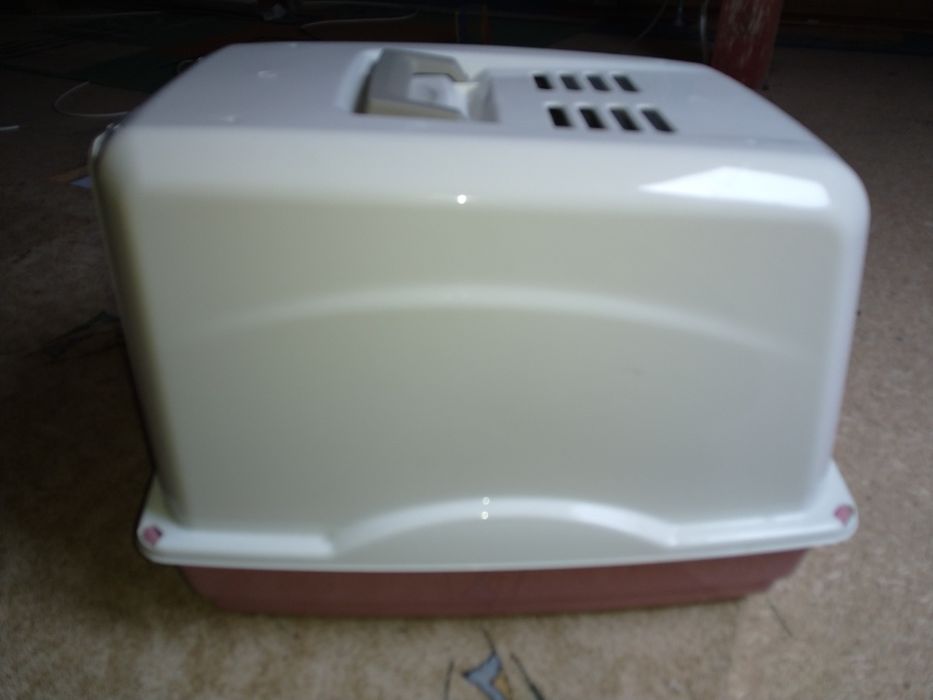 Duża kuweta dla kota z filtrem i miską.