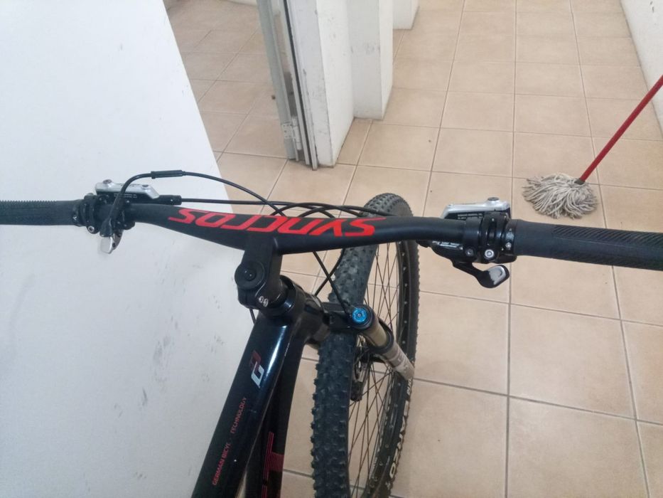Bike aro 29 quadro de alumínio,  suspensão fox com broqueio no guião  12v