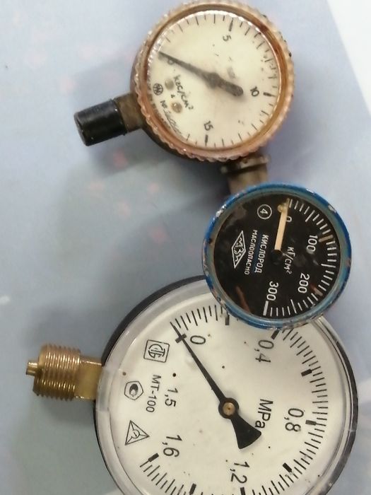 Три Манометра давления.