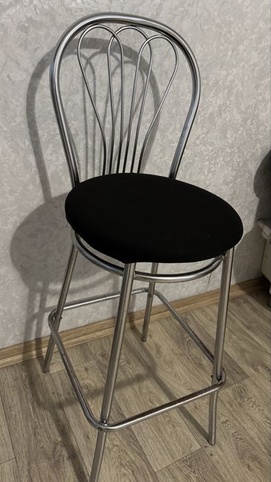 Барний стілець зі спинкою