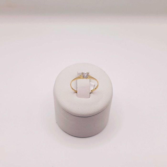 Złoty pierścionek pr. 585 - Zaręczynowy z oczkiem 0,85g. | r.12