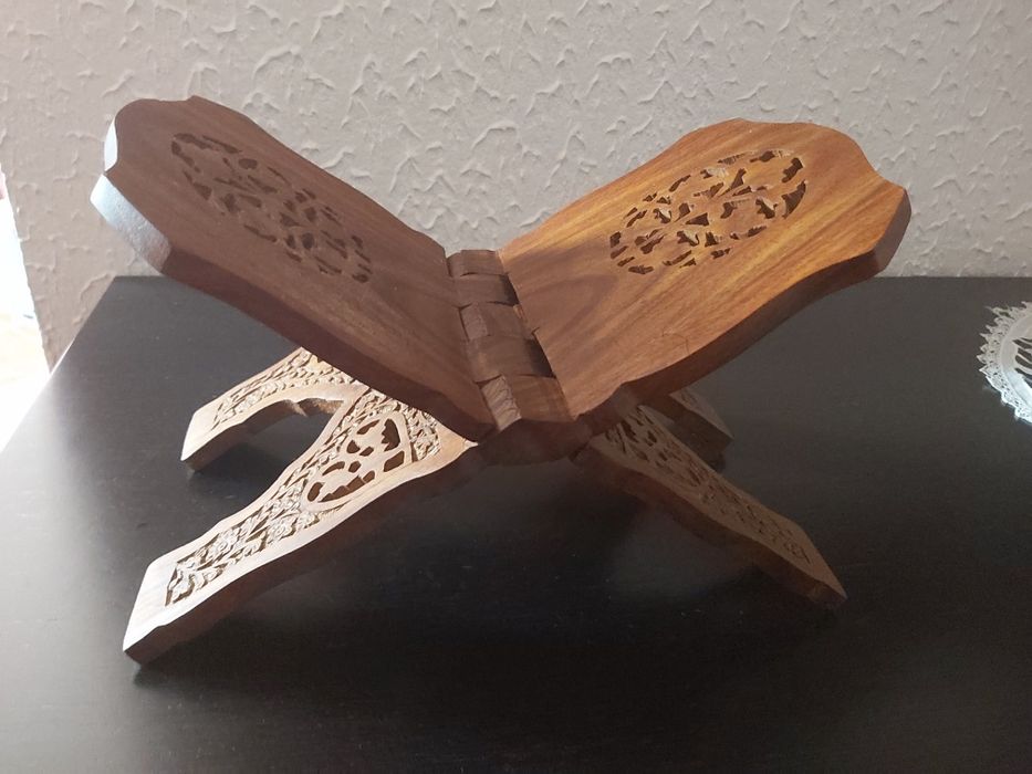 Pequeno suporte em madeira trabalhada