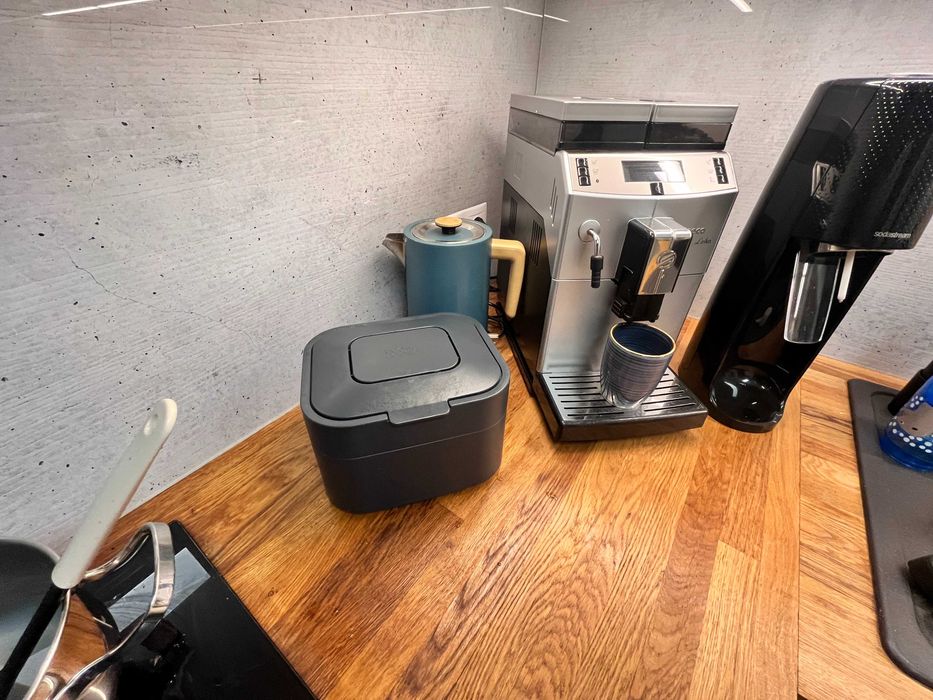 Ciemnoszary pojemnik na odpadki organiczne Joseph Joseph BIO 4 l