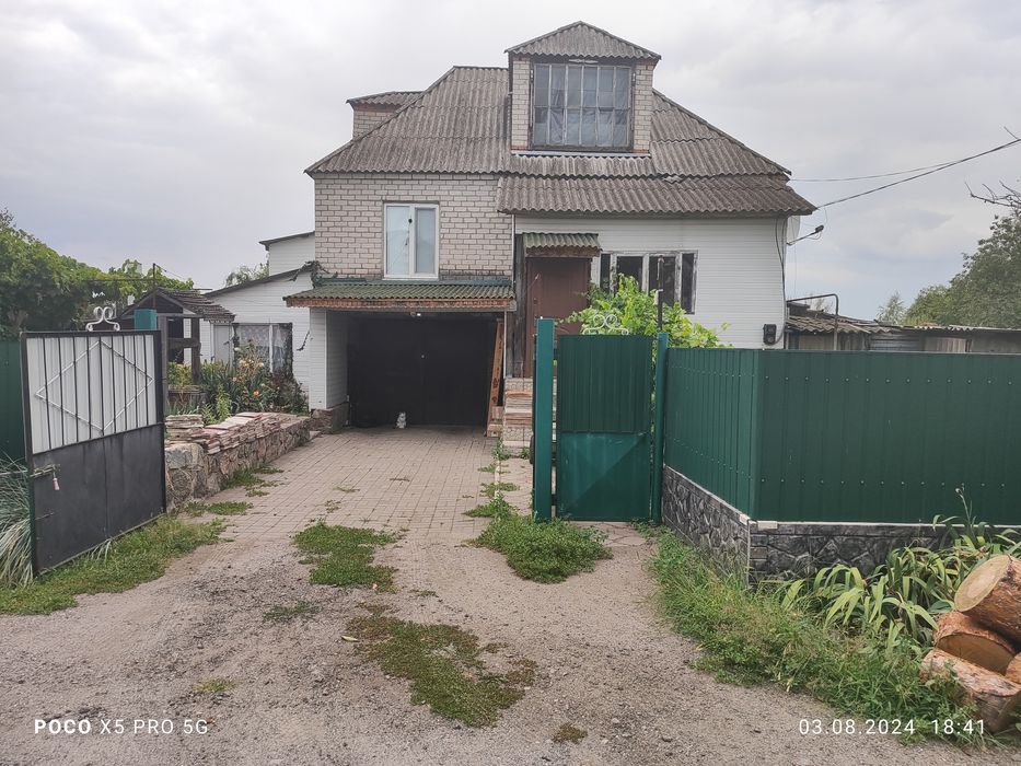 Терміново продам будинок з земельною ділянкою, та ставком.