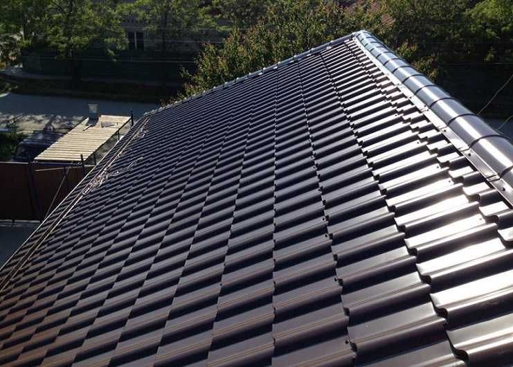 Кровля крыши профнастилом. Рубероид для крыши. Перекрыть крышу. Крыша из рубероида. Рубероид для крыши.