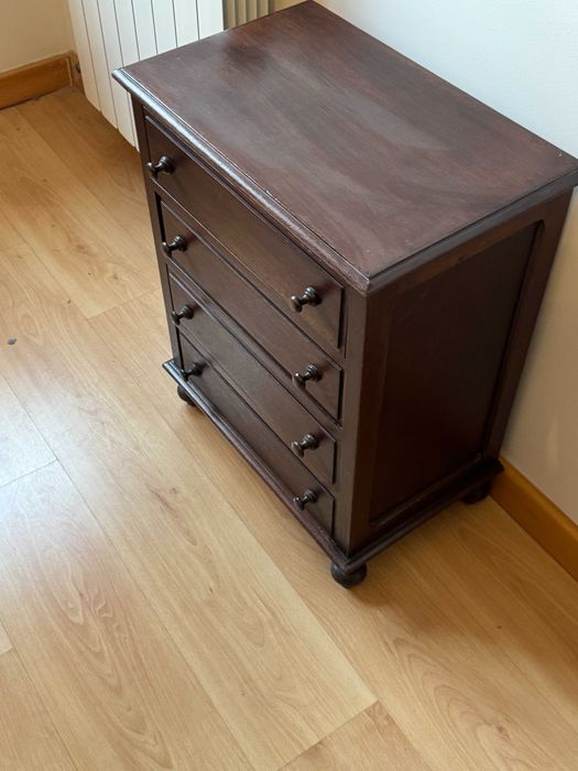 Camiseiro/Pequena Cómoda com 4 gavetas