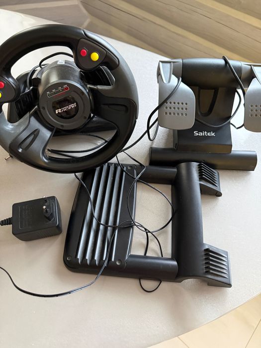Ігровий руль Saitek з педалями для ПК
Ігровий руль Saitek з педалями