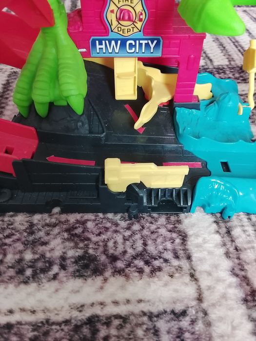 Zestaw Hotwheels T-Rex remiza strażacka